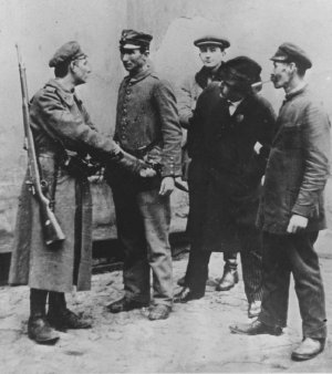 Polski żołnierz rozbraja niemieckiego - listopad 1918 roku