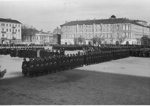 Oddziały policji zebrane na placu Marszałka Józefa Piłsudskiego. Obchody Święta Policji Państwowej w Warszawie 1934