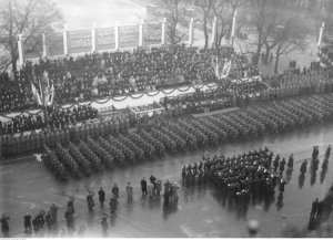 Obchody Święta Niepodległości w Warszawie - oddziały piechoty defilujące przed trybuną honorową 11.11.1937 r.