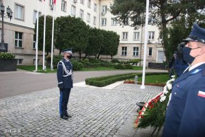 Komendant Główny Policji stoi przed obeliskiem upamiętniającym zamordowanych w 1940 roku
