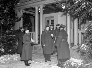 Prezydent RP Ignacy Mościcki w wieczór wigilijny dzieli się opłatkiem z żołnierzem pełniącym wartę przed pałacykiem 1935