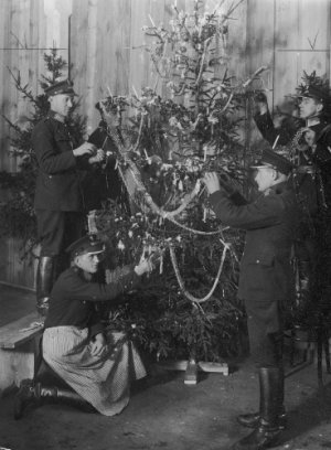 Przygotowania do świat Bożego Narodzenia w oddziale policji konnej w Warszawie. Policjanci podczas ubierania choinki 1925 rok