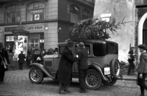 Sprzedaż przedświąteczna na Rynku Głównym w Krakowie. Samochód z zapakowaną na dachu choinką 1932 rok.
