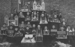 Uczniowie szkoły powszechnej w Suchej. Bożonarodzeniowe szopki wykonane i prezentowane przez uczniów 5 klasy 1937 rok