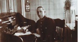 Insp. Bronisław Ludwikowski podczas pracy w swoim gabinecie - 1928 r.