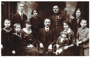 Rodzina Ludwikowskich w 1914 roku. W drugim rzędzie pierwszy z lewej stoi Bronisław - trzeci Wiktor. Pierwszy z prawej Marian. W środku siedzi ojciec - Stanisław Ludwikowski