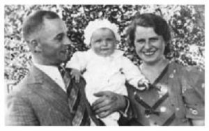 Beztroskie wakacje 1938 r. w Skarzycach, Stefan i Rozalia Zawadzcy z córeczką Krystyną