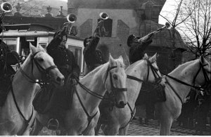 Trębacze z konnego oddział policji w czasie kwesty - Kraków 1936 r.