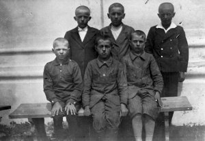 Dzieci w wieku szkolnym lata przedwojenne fot ze zbioru Zbigniewa Baka