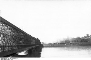 Most Kierbedzia widziany od strony Pragi. Stąd skoczyli do Wisły Juno i Sokół