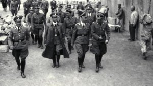 Franz Kutschera w długim płaszczu w towarzystwie m.in. Heinricha Himlera