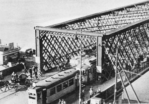 Wjazd na most Kierbedzia od strony Starego Miasta. Niemiecka blokada w tym miejscu odcięła żołnierzom Pegaza drogę powrotną do Śródmieścia, zmuszając Juna i Sokoła do zawrócenia na Pragę