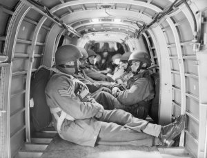 Brytyjscy spadochroniarze na pokładzie takiego bombowca, jak ten, którym leciało trzech pierwszych cichociemnych