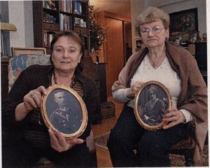 Krystyna Krzyszkowiak (z lewej) z portretem ojca Michała Adamczyka i jej siostra Irena Erchard z portretem mamy Heleny Adamczyk z d. Klatt