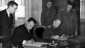 Wymiana dokumentów ratyfikacyjnych dotyczących układu o granicach i przyjaźni z 28 września 1939 między Związkiem Sowieckim a Niemcami. Fot. Wikimedia Commons