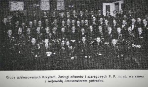 Wojewoda Władysław Jaroszewicz dekoruje kilkudziesięcioosobową grupę stołecznych oficerów i szeregowych PP Krzyżami Zasługi za ofiarną służbę i osiągane wyniki.