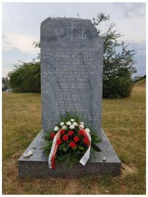 Obelisk upamiętniający pomordowanych przez Niemców krakowskich policjantów na terenie dawnego obozu KL Plaszow
