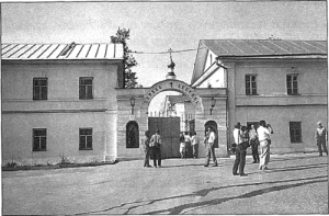 Kozielsk - wejście do monasteru Optina pustyn w 1995 roku