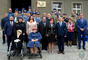 Uczestnicy uroczystości uznania za patrona KWP w Opolu sierz. Piotra Jesienia