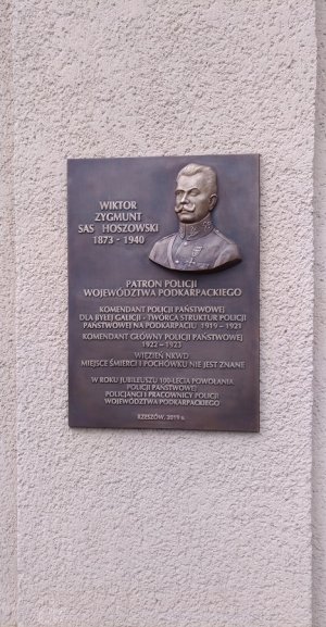 Tablica pamiątkowa umieszczona na ścianie budynku Komendy Wojewódzkiej Policji w Rzeszowie