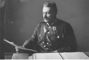 Wiktor Zygmunt Sas-Hoszowski podczas pracy przy biurku