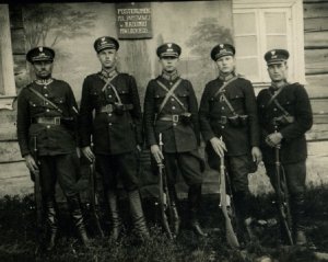 Funkcjonariusze Policji Państwowej uzbrojeni w karabinek Manlichera wz. 95
