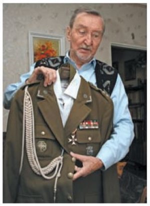 Kpt. Zbigniew Menke-Sep - prezentuje swój mundur przy którym przyszyte są oryginalne guziki z policyjnego uniformu ojca