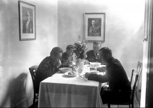 Funkcjonariusze policji podczas posiłku - 07.1932. NAC
