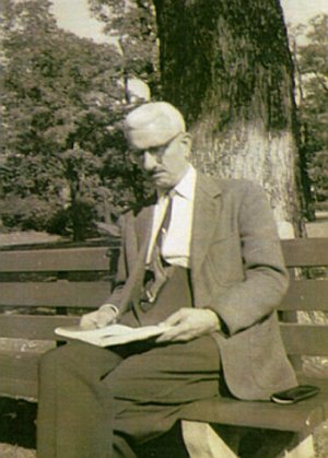 Marian Kozielewski czytający książkę – Montreal 1959