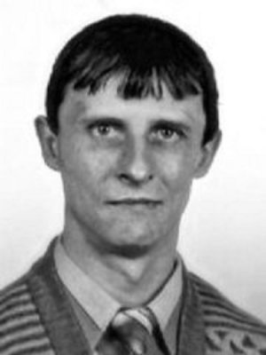 W wyniku odniesionych obrażeń w wypadku drogowym zmarł sierż. sztab. Marek Gawlik (ur. 1959 r.), młodszy dzielnicowy Rewiru Dzielnicowych Komisariatu Policji w Paczkowie
