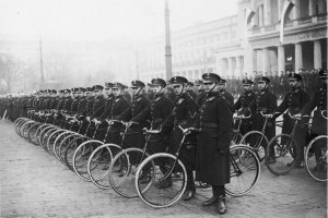 Oddział Policji Państwowej z rowerami