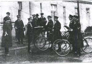 Patrole rowerowe Policji Państwowej przed Komendą