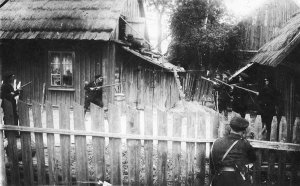 Policyjna obława na dom, w którym ukrywa się przestępca Aleksander Płuska ze swoją bandą