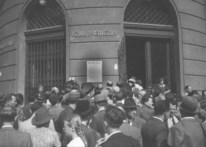 Mężczyźni czytający obwieszczenie o mobilizacji w Krakowie. 30 Sierpień 1939 r