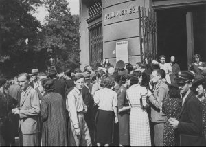 Mężczyźni czytający obwieszczenie o mobilizacji w Krakowie. 30 Sierpień 1939 r