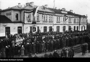 Tłum ludzi przed budynkiem stacji podczas uroczystości odsłonięcia tablicy pamiątkowej ku czci marszałka Józefa Piłsudskiego