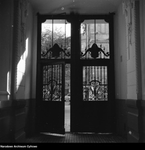 Ozdobna brama kamienicy przy ul. Śniadeckich 18 - widoczny fragment domu przy ul. Śniadeckich 19
