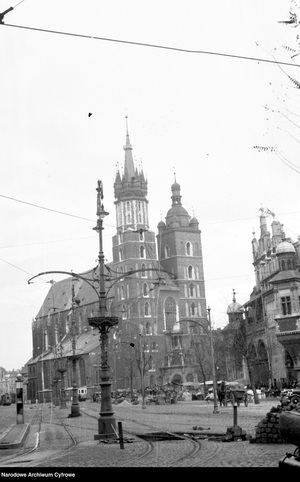 Rynek Starego Miasta w Krakowie, widoczny kościół Mariacki.