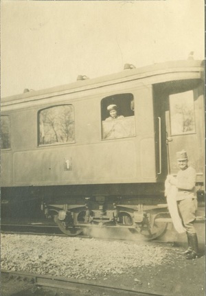 Para niezidentyfikowana na dworcu kolejowym - kobieta stoi w pociągu przy otwartym oknie, oficer na peronie, uśmiechają się