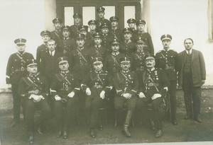 MP.Fot.593 Fotografia grupowa PP. W pierwszym rzędzie po środku gen. insp. Marian Borzęcki, 1925 r.