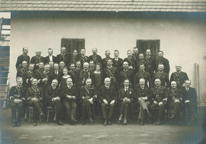 MP.Fot.598 W I-szym rzędzie 5-ty od lewej K-t Gł. PP Marian Borzęcki 1925 r.