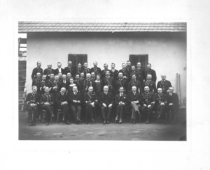 Mp_Fot_598 Fotografia grupowa, piąty od lewej w dolnym rzędzie gen.insp. Marian Borzęcki Komendant Główny PP 1925 r.  a