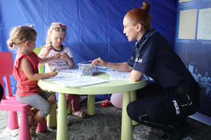 Policjantka na stoisku Biura rozmawia z dziećmi
