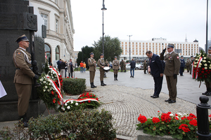 Skłądanie kwiatów przed pomnikiem Józefa Piłsudskiego