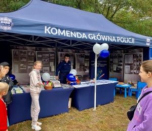 Stoisko Komendy Głównej Policji - dzieci przy stoisku.