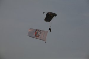 spadochroniarz z flagą BOA KGP