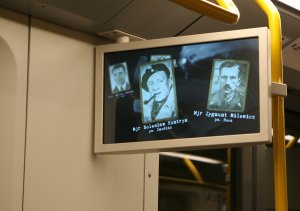 ekran w wagoniku metra