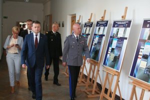 Minister i Komendant Główny Policji zwiedzają wystawę