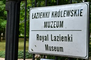 tablica traktująca o parku łazienkowskim