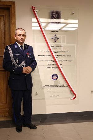 Dyrektor Musielak przy tablicy pamiątkowej
